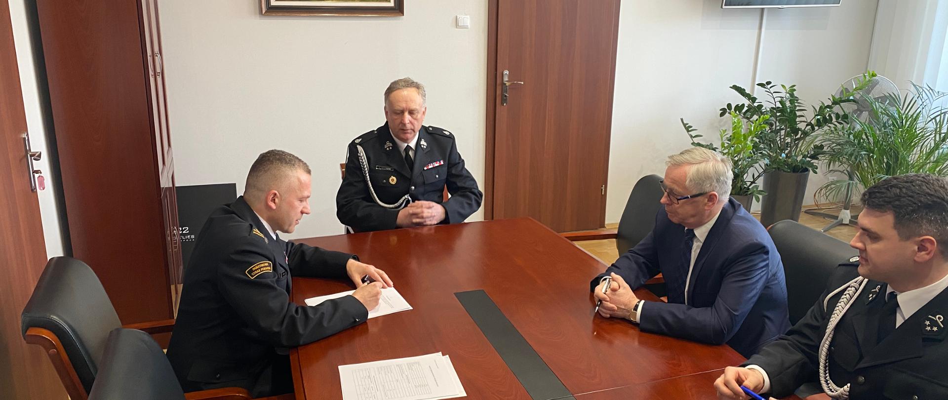 Zdjęcie przedstawia gabinet Burmistrza Miasta i Gminy Siewierz. Przy stole zasiadają- Komendant Powiatowy PSP w Będzinie, Burmistrz Miasta i Gminy Siewierz oraz Prezesi z OSP Żelisławice i OSP Piwoń.