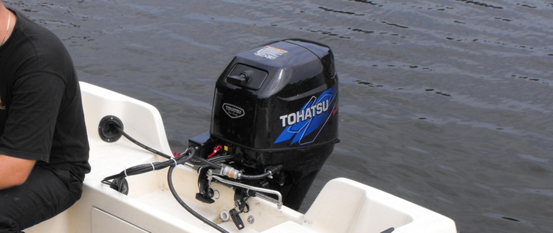 Zdjęcie przedstawia nowy silnik do łodzi motorowodnej