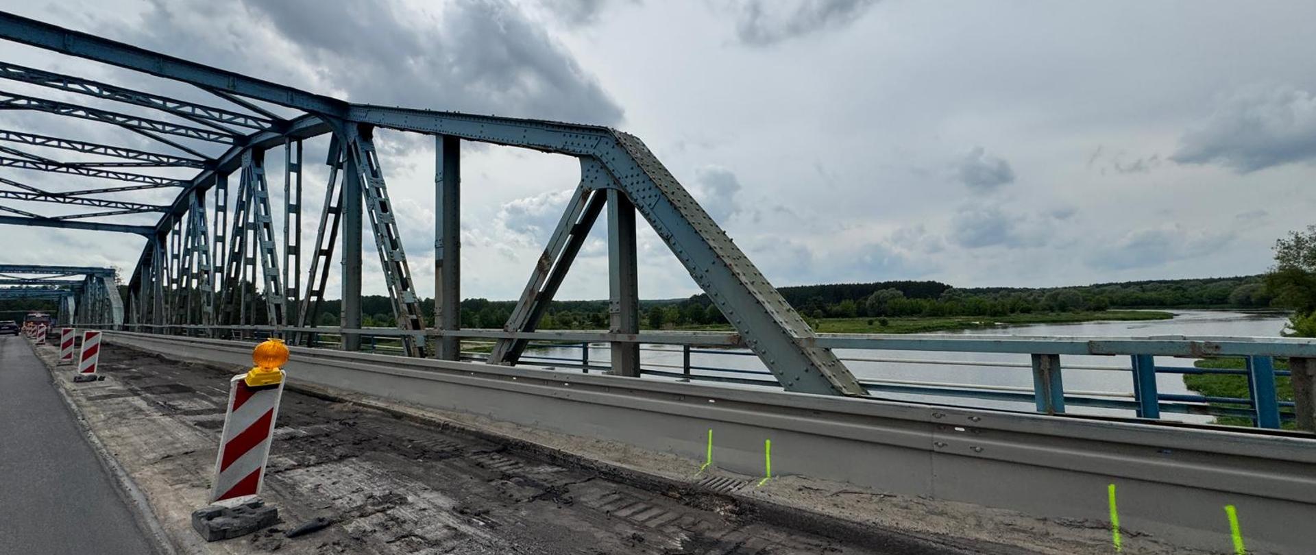 Most nad rzeką w trakcie remontu 