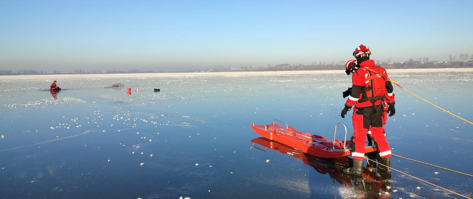 strażacy podczas ćwiczeń z ratownictwa nalodowego