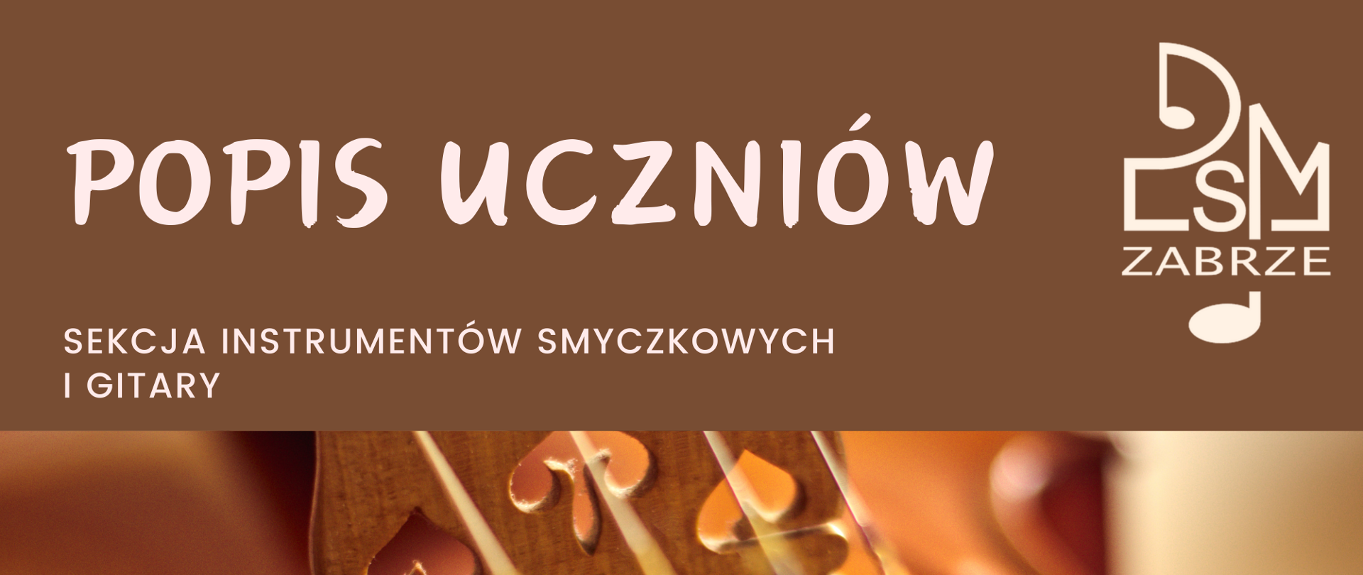 Plakat promujący popis uczniów sekcji instrumentów smyczkowych i gitary. Na brązowym tle w centralnej części znajduje się zbliżenie na fragment skrzypiec, podkreślający muzyczny charakter wydarzenia. 