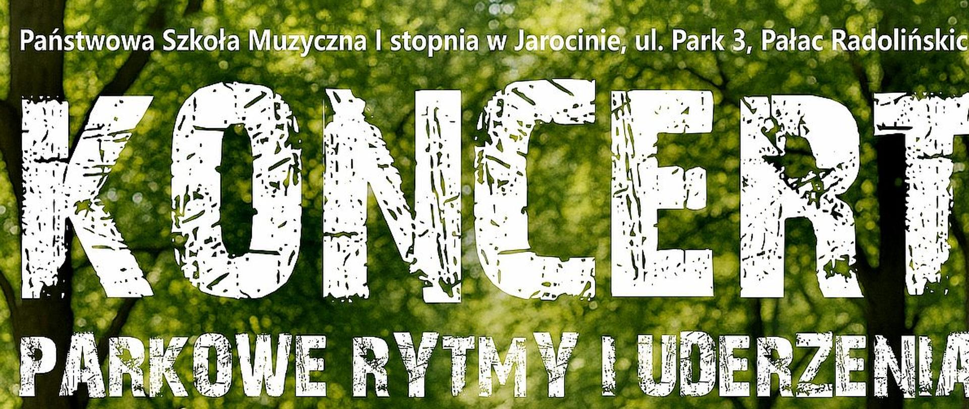 Plakat przedstawia instrumenty perkusyjne stojące w alejce parkowej. W tle zielone drzewa. Na górze i dole plakatu informacje o koncercie.