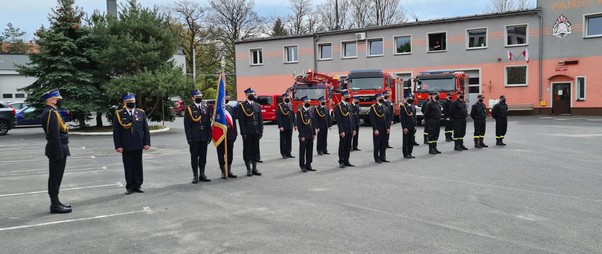 Obraz przedstawia pododdział strażaków Komendy Powiatowej Państwowej Straży Pożarnej w Jaworze podczas obchodów Dnia Strażaka.