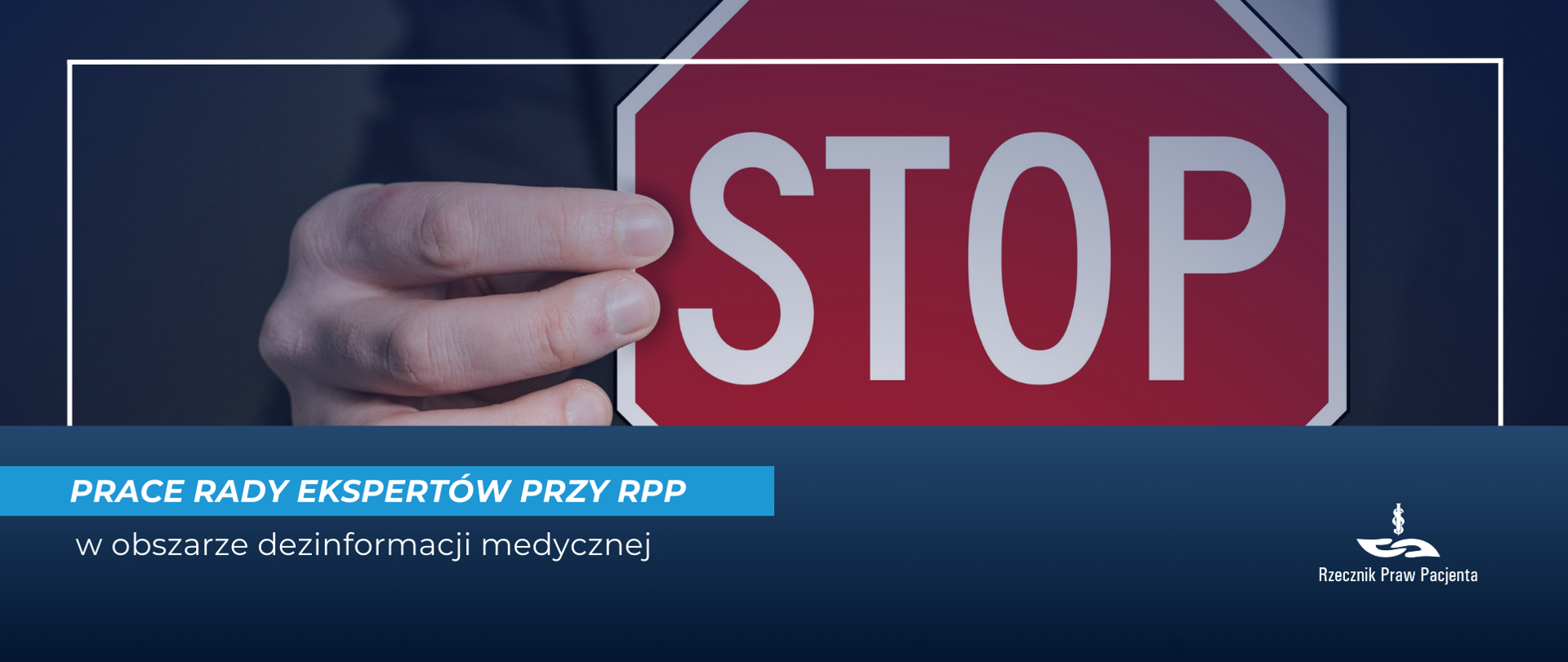 Grafika przedstawia znak STOP trzymany w ręce. 