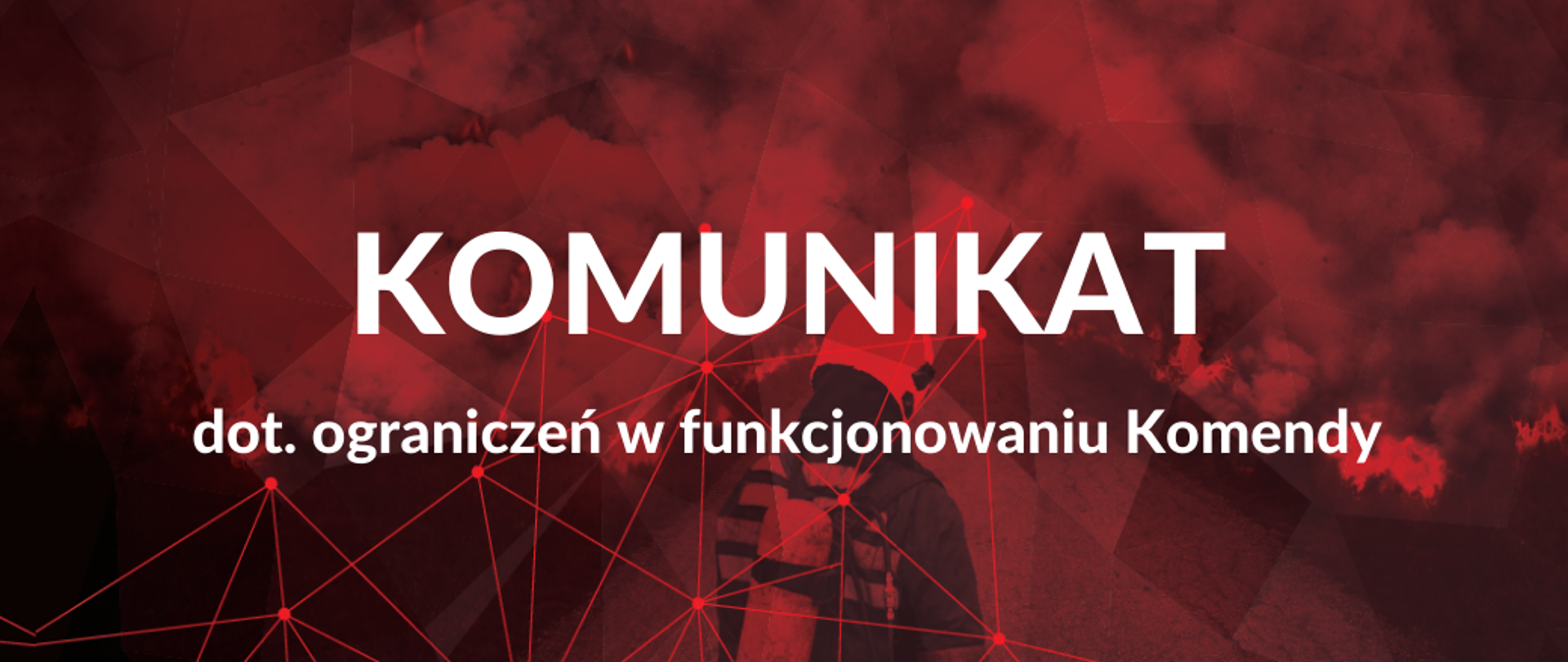 Zdjęcie przestawia napis w kolorze białym o treści "Komunikat dotyczący ograniczeń w funkcjonowaniu Komendy". W tle postać strażaka przed którym widać palącą się trawę.