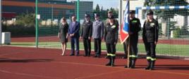Na zdjęciu dyrektor Szkoły, przewodniczący rady rodziców, Komendant Powiatowy PSP i Policji oraz Dow∂ocalić batalionu Wojsk Terytorialnych, Przed nimi Poczet sztandarowy ze sztandarem szkoły.Uroczystość na boisku szkolnym 