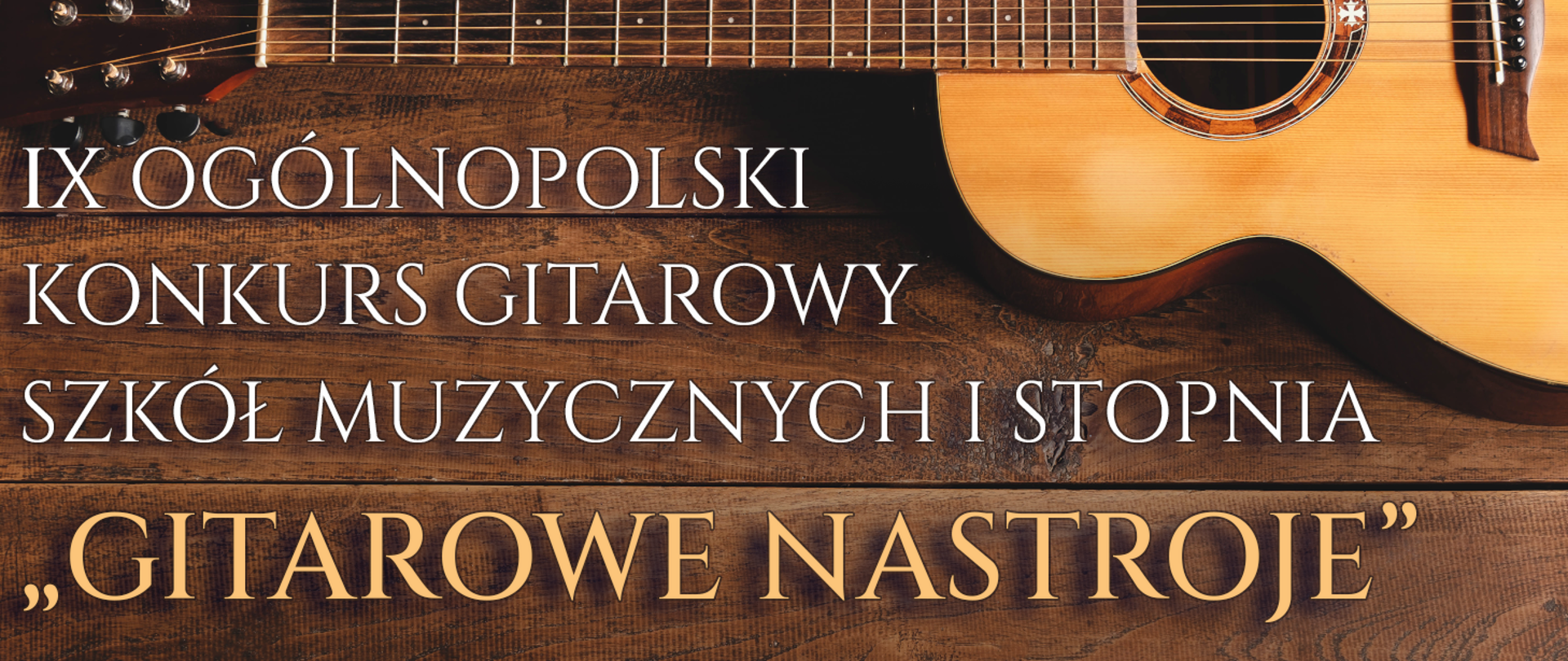 Baner IX Ogólnopolskiego Konkursu Gitarowego Szkół Muzycznych I stopnia "Gitarowe NasTroje". Biały i żółty napis z nazwą konkursu na tle drewnianych desek i gitary.