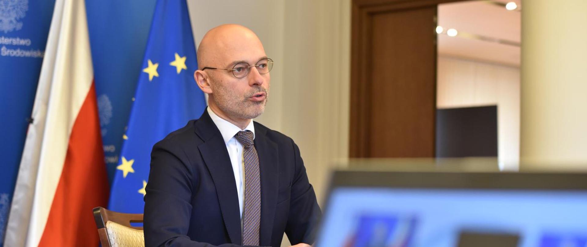 Minister Michał Kurtyka podczas debaty Perspektywy rozwoju elektromobilności. Priorytety polskie i brytyjskie