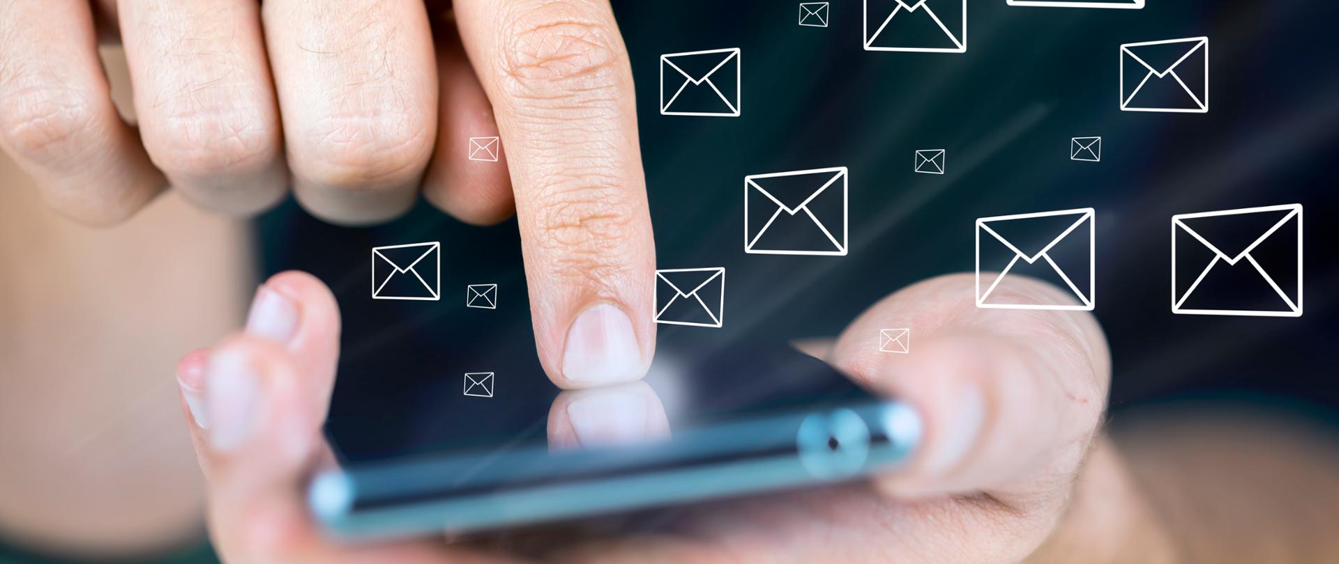 Palec na telefonie oraz ikonki wiadomości SMS