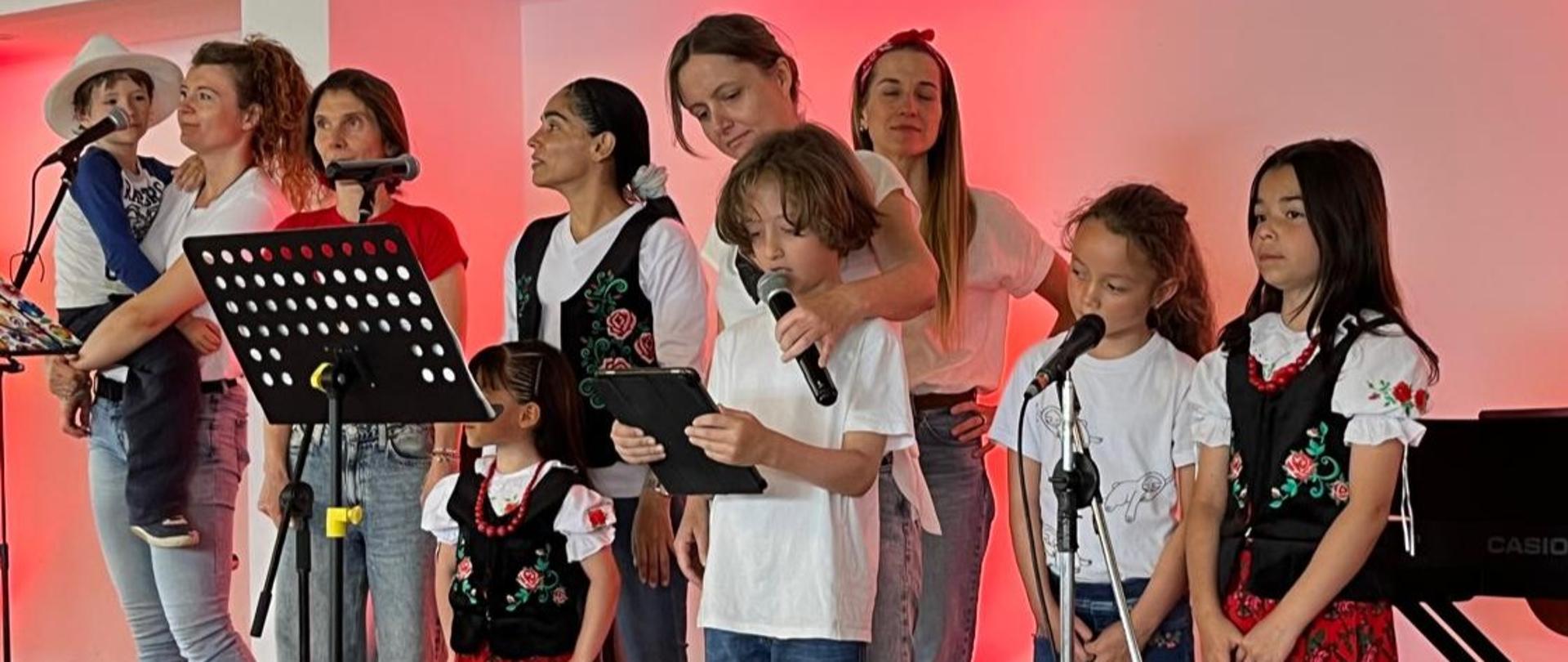 Dzieci zapowiadają kolejną piosenkę, którą zaśpiewają wspólnie z grupą Amapolki