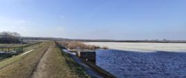 Widoczny zalew Siemianówka, częściowo z pokrywą lodową oraz wał przeciwpowodziowy.