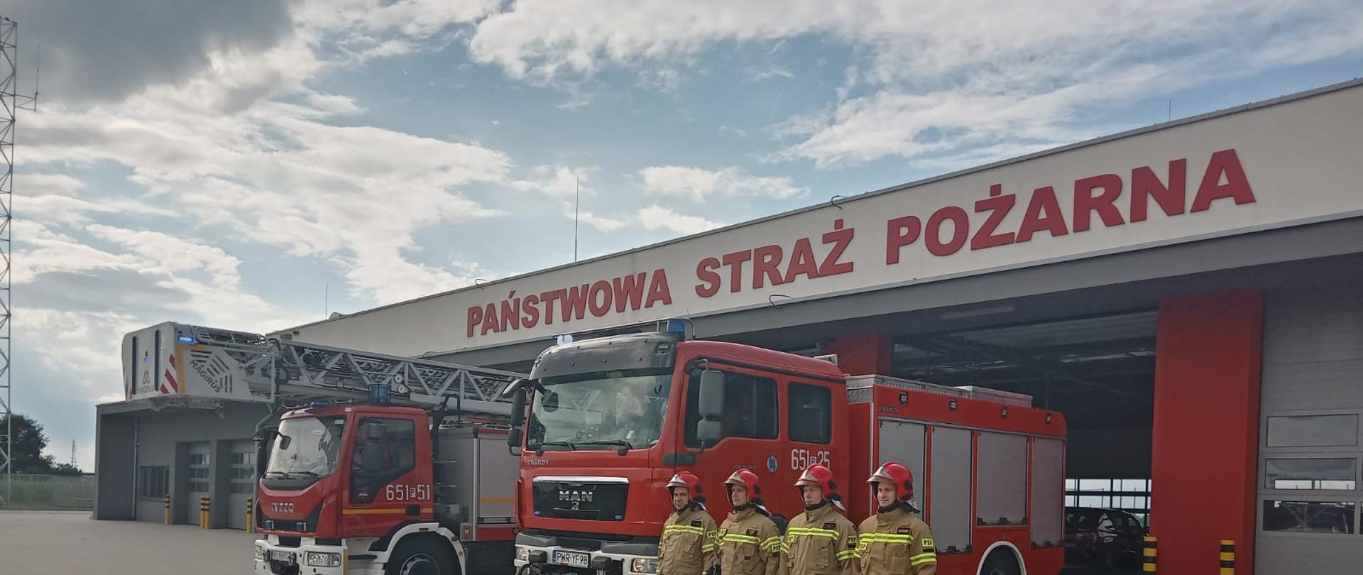 Zdjęcie przedstawia strażaków podczas uczczenia 78 rocznicy wybuchu Powstania Warszawskiego