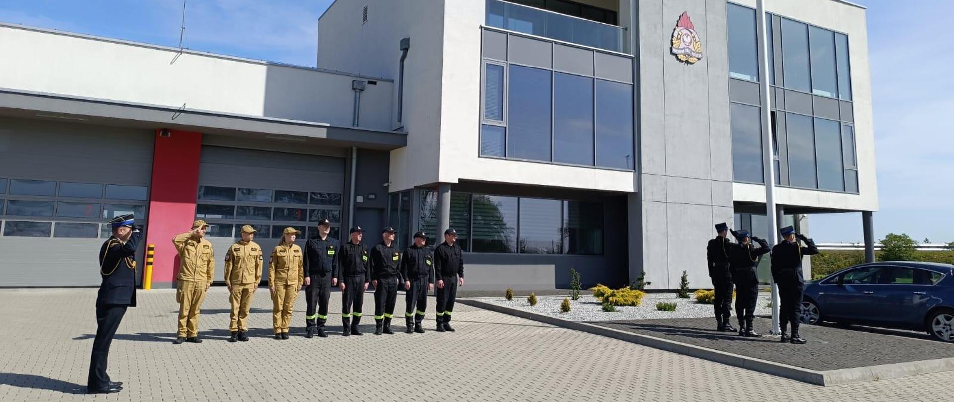 Zdjęcie przedstawia funkcjonariuszy podczas uroczystego apelu z okazji Dnia Flagi Rzeczypospolitej Polskiej. 