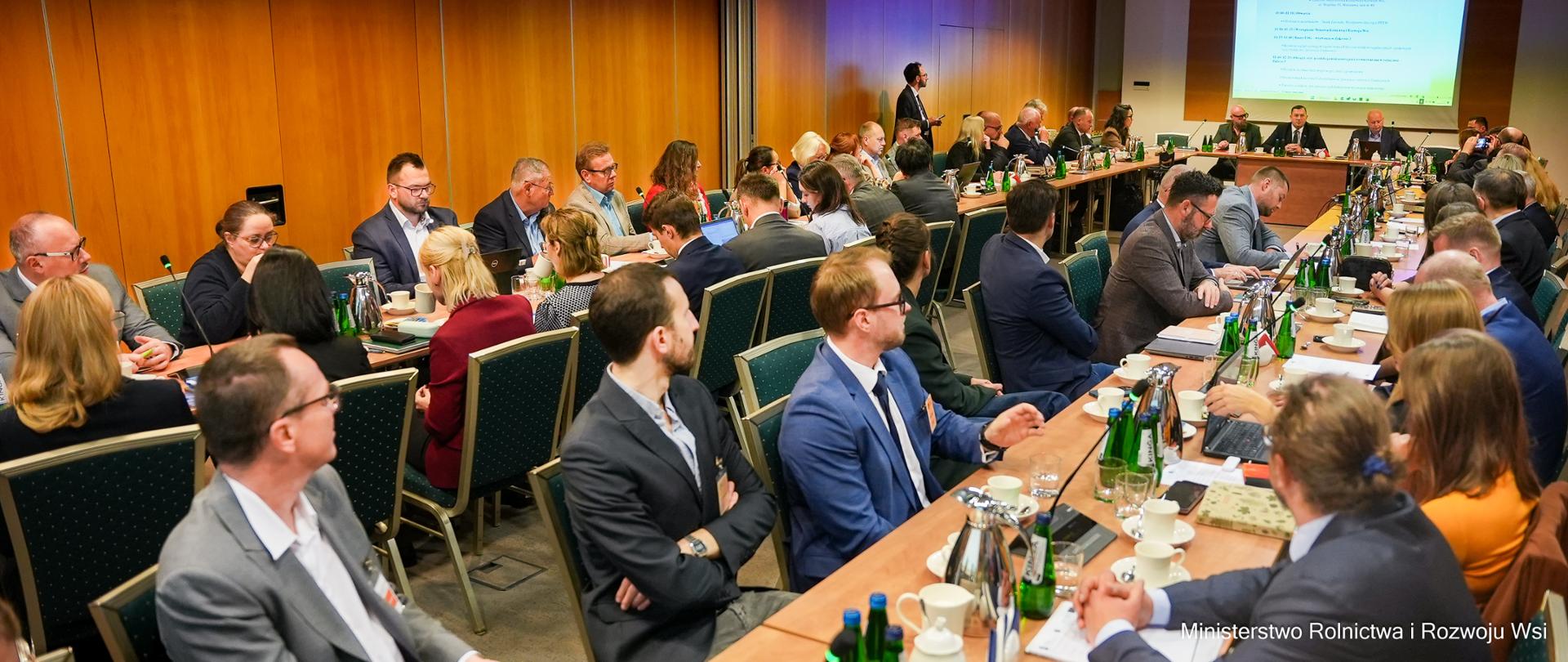 Minister Krajewski: wspieramy zrównoważony rozwój sektora produkcji zwierzęcej. Posiedzenie Okrągłego stołu produkcji zrównoważonej