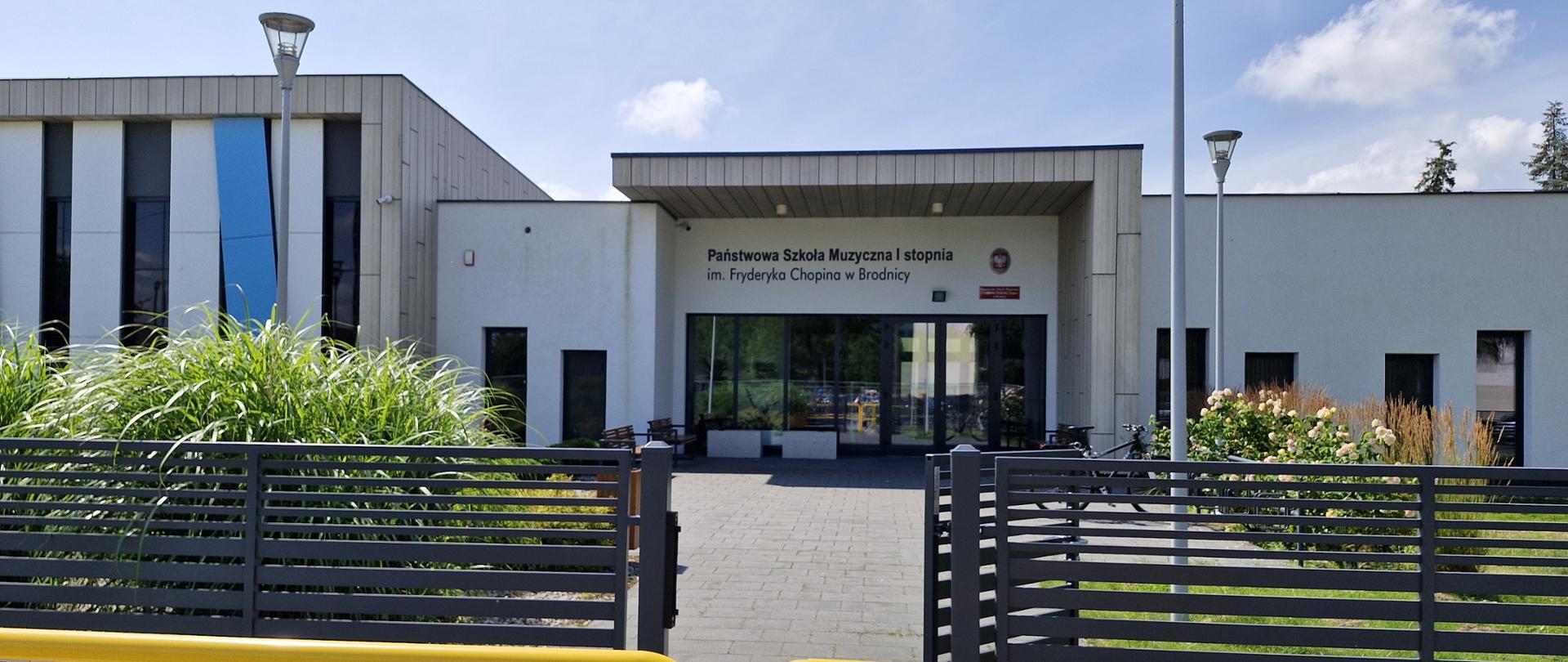 Zdjęcie PSM I stopnia im. Fryderyka Chopina w Brodnicy - wejście główne do szkoły.