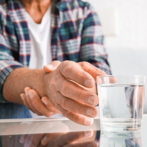 Ręką podtrzymywana ręką przy sięganiu po szklankę