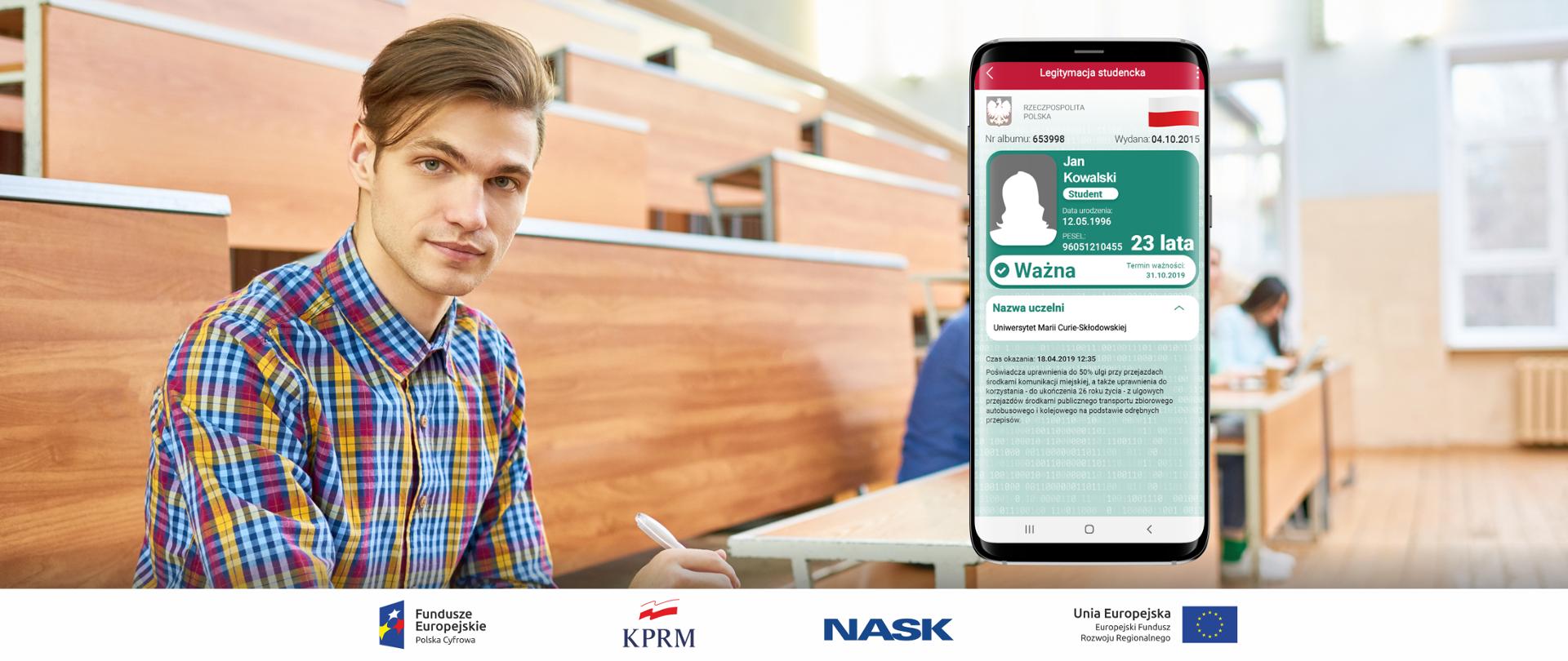 Młody mężczyzna (student) siedzi w sali wykładowej, patrzy w obiektyw. Z prawej strony grafika smartfona, na ekranie którego widać mLegitymację studencką.