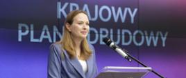 Na zdjęciu minister funduszy i polityki regionalnej Katarzyna Pełczyńska-Nałęcz podczas konferencji odpowiada na pytania dziennikarzy