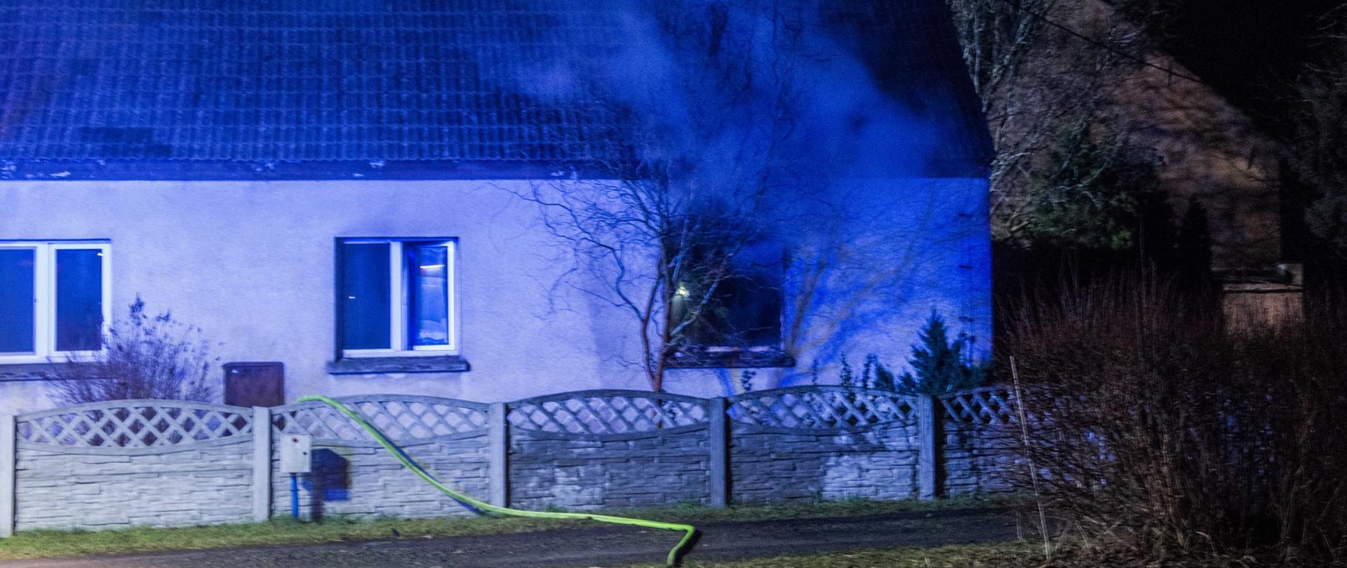 NOC, BUDYNEK MIESZKALNY, DYM WYCHODZI Z OKNA