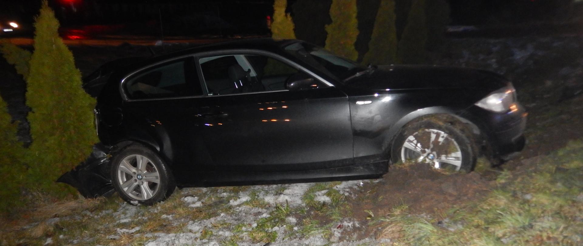 Zdjęcie przedstawia samochód osobowy po zdarzeniu.