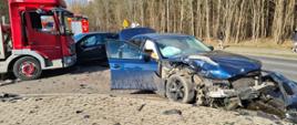 Na zdjęciu widzimy trzy rozbite samochody, dwa osobowe oraz ciężarowy