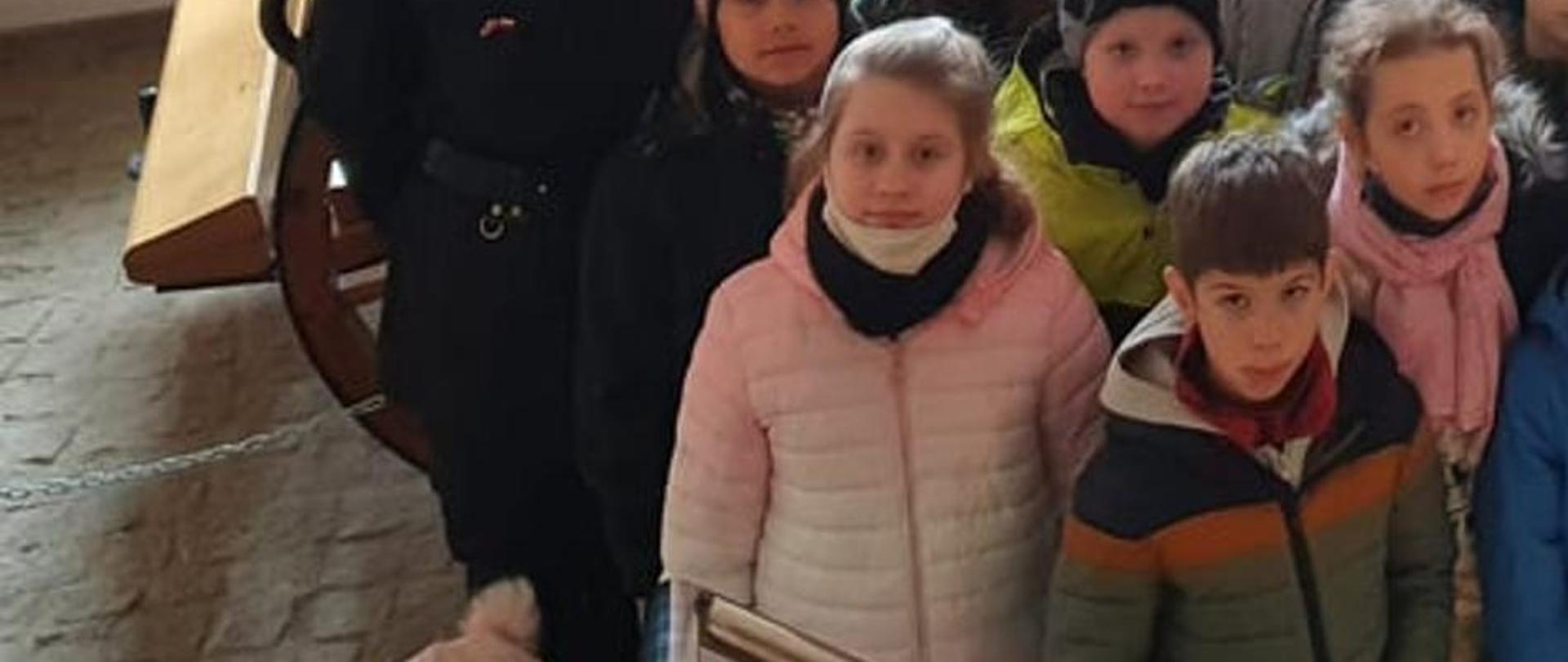 Dzieci ze Szkoły Podstawowej nr 4 im. UNICEF w Obornikach z wizytą u obornickich strażaków.