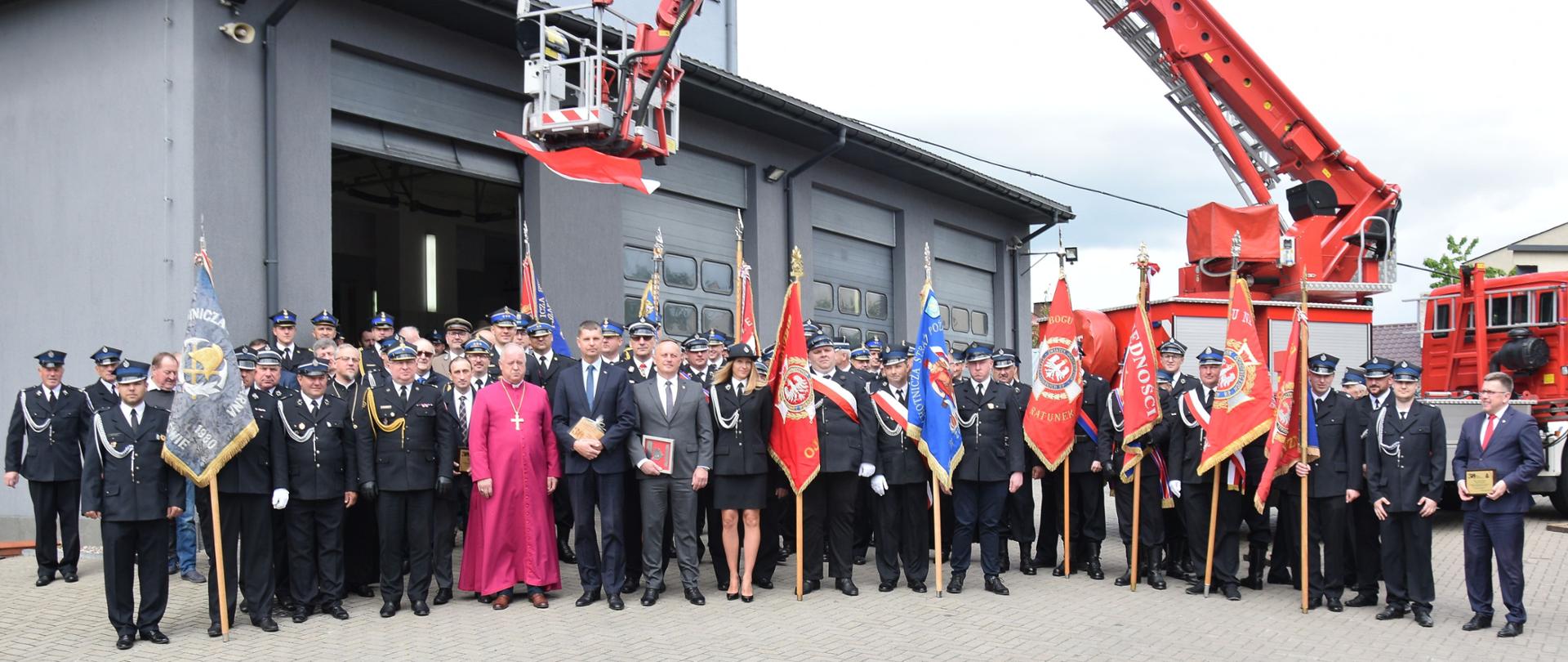 Zdjęcie grupowe- uczestnicy uroczystości Dzień Strażaka 2022