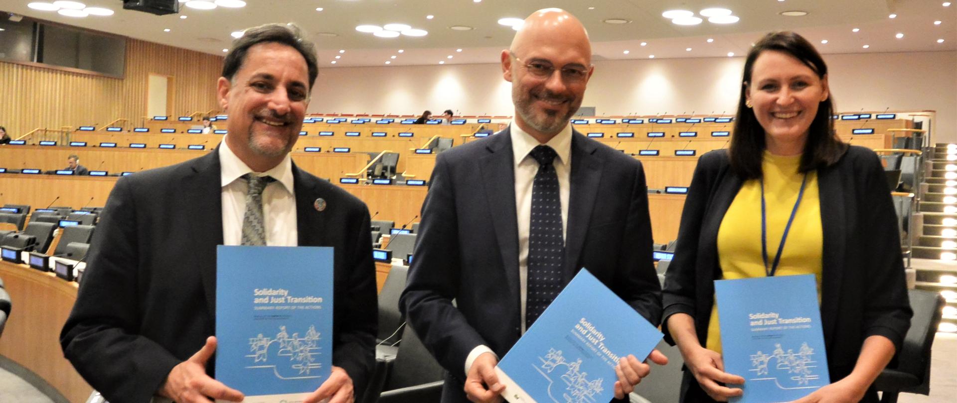 Wiceminister Michał Kurtyka na szczycie klimatycznym w Nowym Jorku pokazuje teczkę o elektromobilności