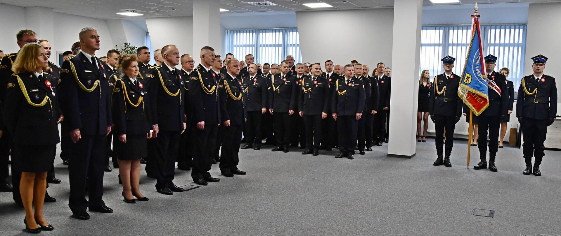  Uroczysta zbiórka w Komendzie Wojewódzkiej PSP w Gdańsku z okazji Narodowego Święta Niepodległości