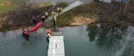 Strażacy w wodzie biorą udział w ćwiczeniach z zakresu ratownictwa lodowego na terenie Gminnego Ośrodka Sportów Wodnych i Rekreacji w Kaniowie.
