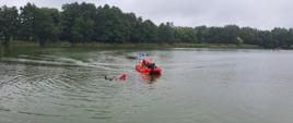 Zastęp na łodzi podejmujący pozoranta znajdującego się w wodzie podczas ćwiczeń WYSPA W OGNIU