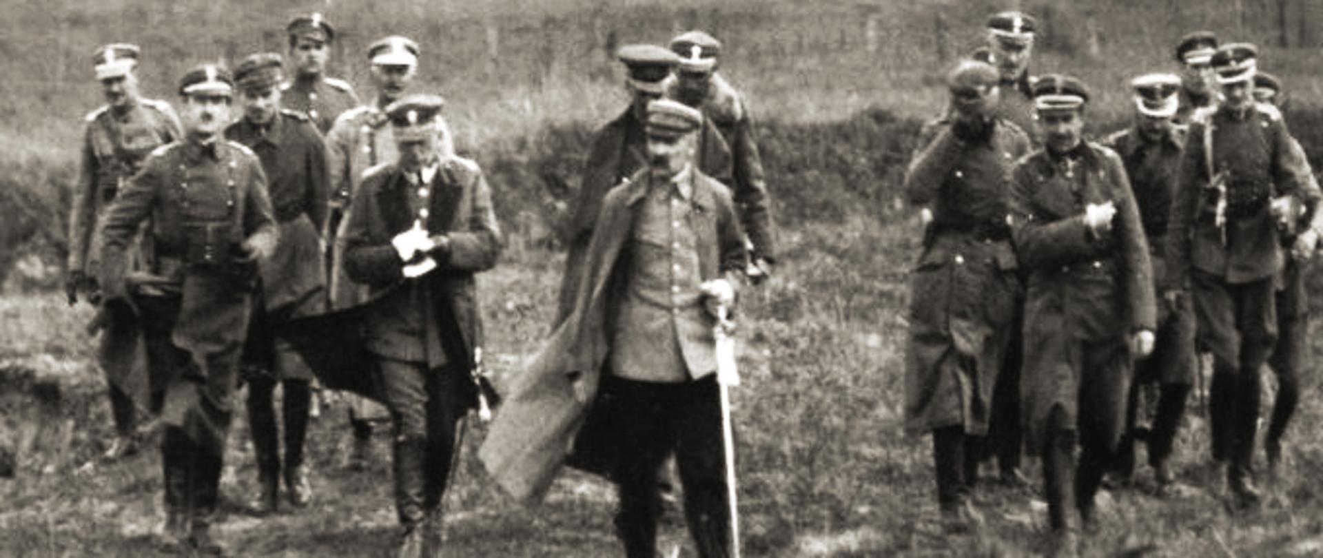 17_Piłsudski_ze_sztabem_(1920)