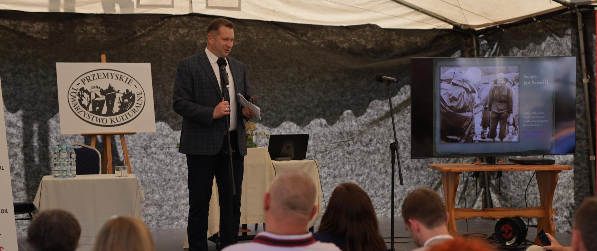 Zdjęcie ze spotkania ministra Przemysława Czarnka z mieszkańcami Cisowej na Podkarpaciu