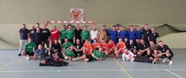 Pamiątkowe zdjęcie wszystkich reprezentacji biorących udział w turnieju wraz z Komendantem Powiatowym PSP w Wolsztynie Romanem Rembielakiem i sędzią głównym turnieju.