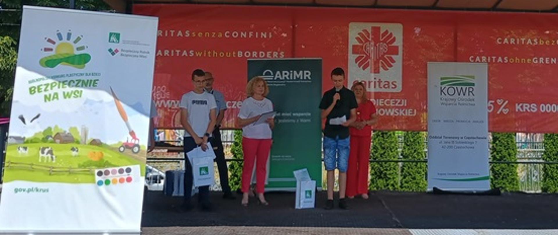 cztery osoby na scenie