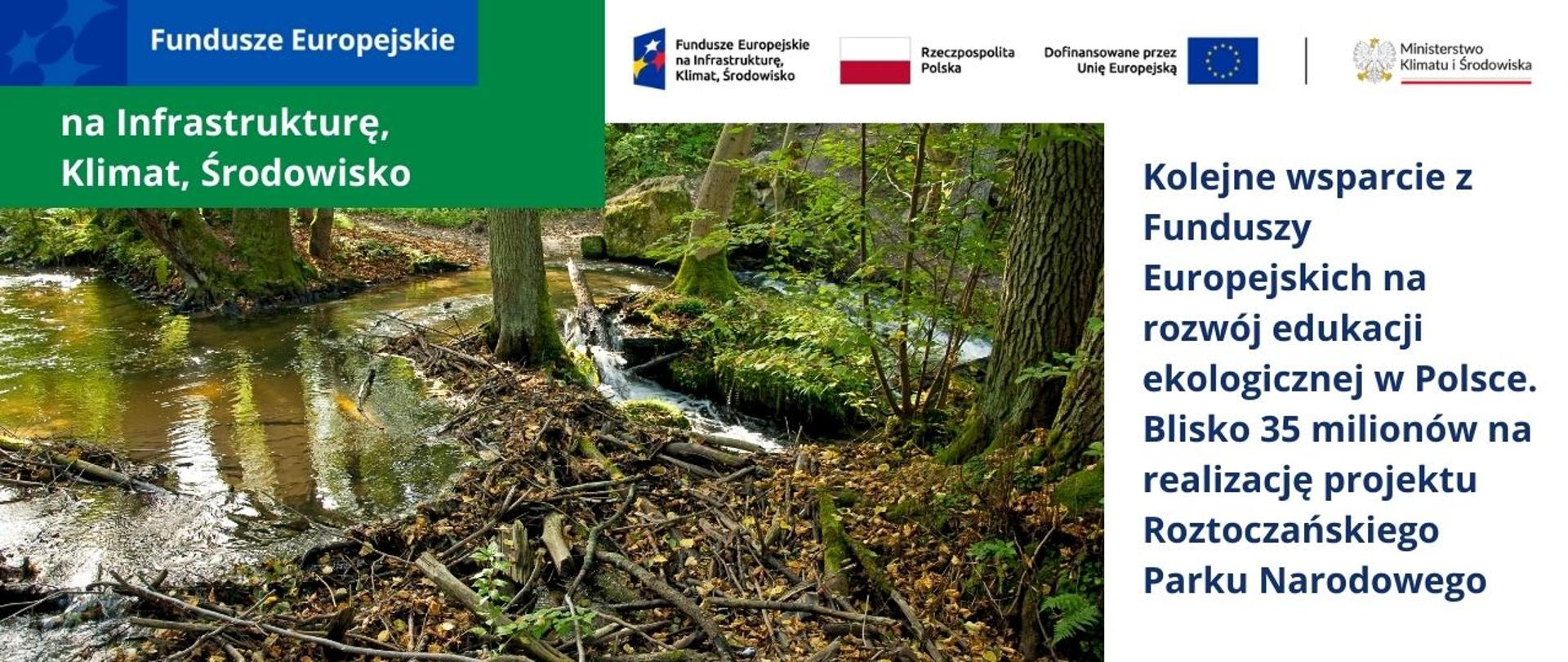 Leśny krajobraz z płynącym strumieniem oraz tekstem informującym o wsparciu z Funduszy Europejskich dla edukacji ekologicznej w Roztoczańskim Parku Narodowym.
