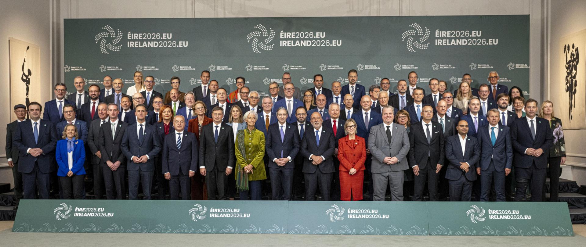 Grupowe zdjęcie uczestników nieformalnego posiedzenia Rady do Spraw Gospodarczych i Finansowych (ECOFIN) wykonane przed ścianką z logo irlandzkiej prezydencji w UE.