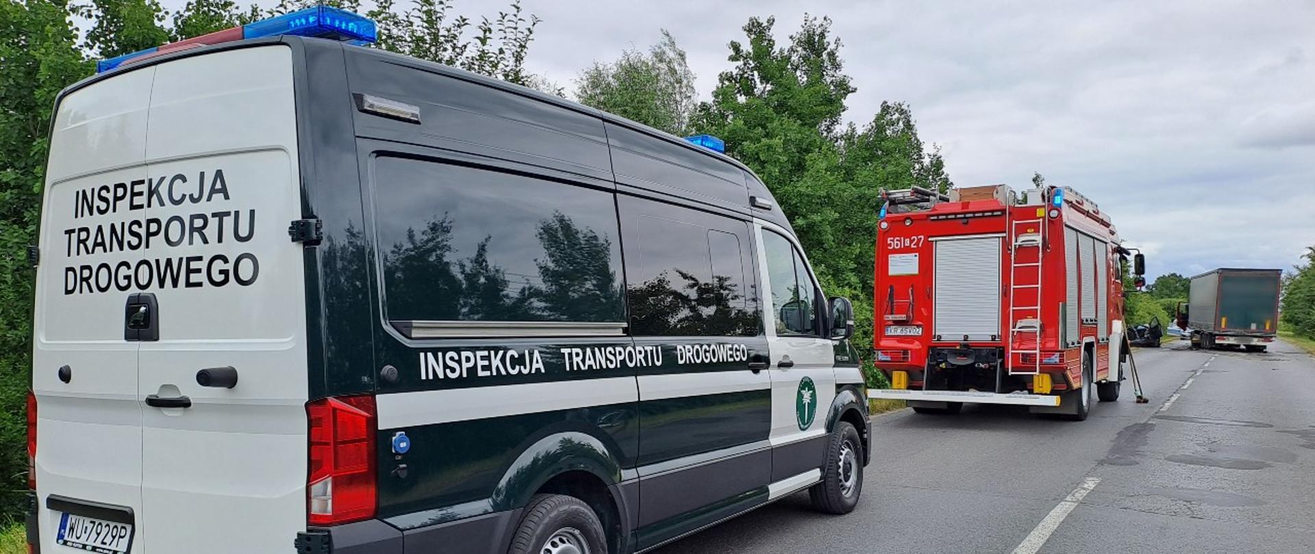 Patrol małopolskiej Inspekcji Transportu Drogowego na miejscu śmiertelnego wypadku z udziałem samochodu osobowego i ciężarowego w Niepołomicach.