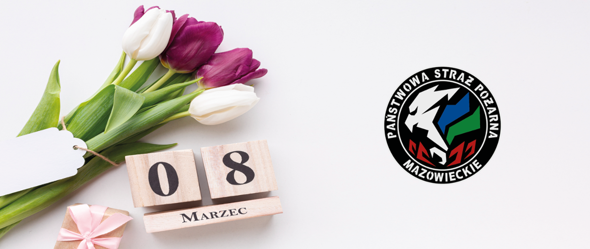 Bukiet kwiatów obok data 8 marca ułożona z drewnianych klocków po prawej stronie logo KW PSP w Warszawie