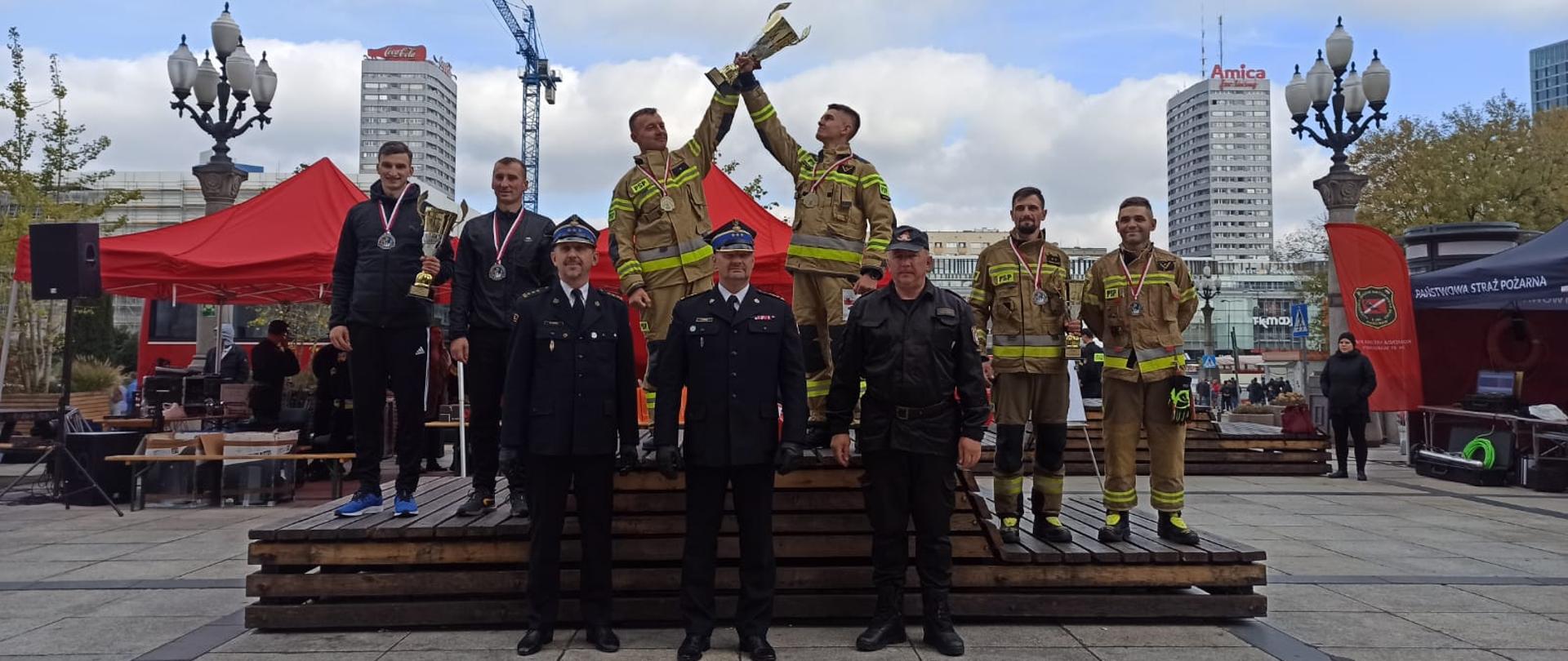 Miejsce na podium Funkcjonariuszy KM PSP w Białymstoku podczas Mistrzostw Polski Strażaków w Biegu po Schodach 