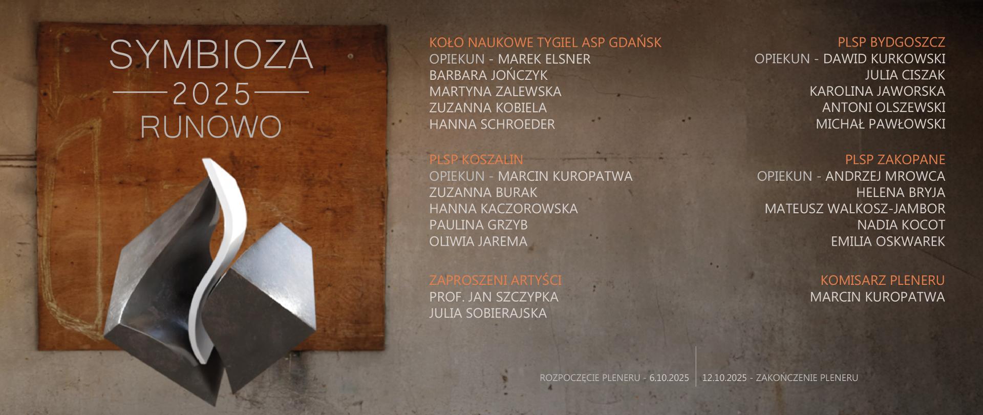 Symbioza 2025 Runowo. Plener artystyczny. Lista uczestników: Koło Naukowe Tygiel ASP Gdańsk, PLSP Koszalin, PLSP Bydgoszcz, PLSP Zakopane. Daty: 6-12.10.2025. W tle abstrakcyjna rzeźba.