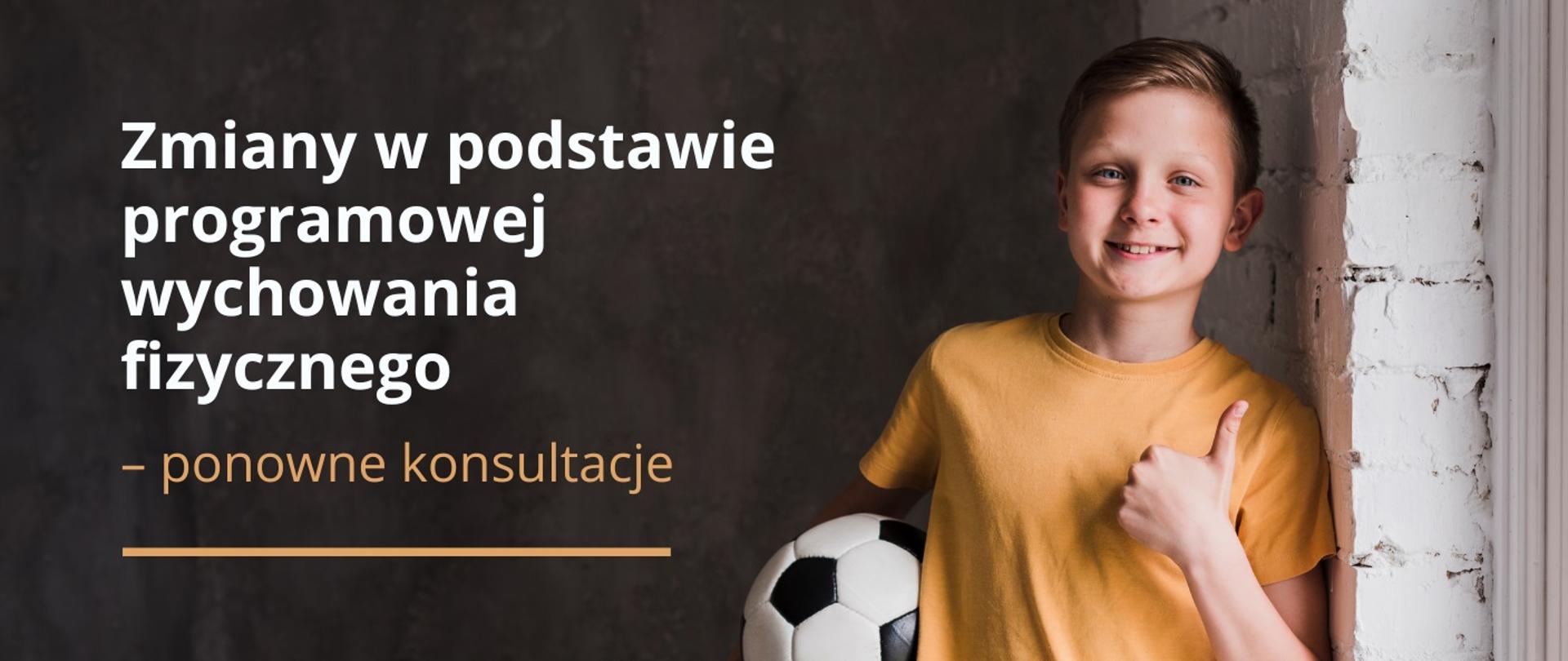 Grafika - uśmiechnięty chłopiec w żółtej koszulce trzyma w ręku piłkę nożną, obok napis Zmiany w podstawie programowej wychowania fizycznego – ponowne konsultacje.