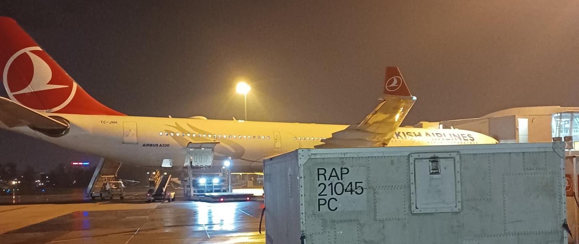 Paczka przed załadunkiem do samolotu