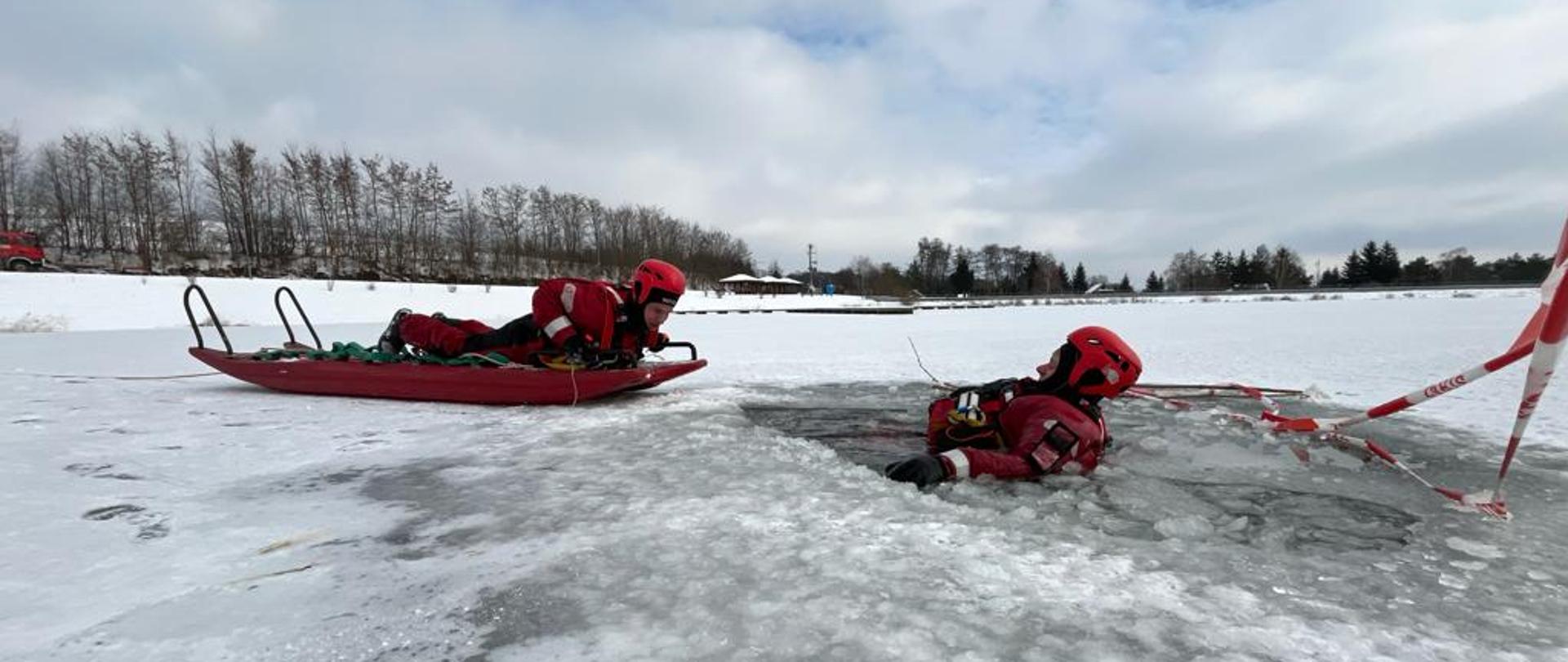 Ćwiczenia kazimierskich strażaków z zakresu ratownictwa lodowego na zbiorniku retencyjnym w Kazimierzy Wielkiej