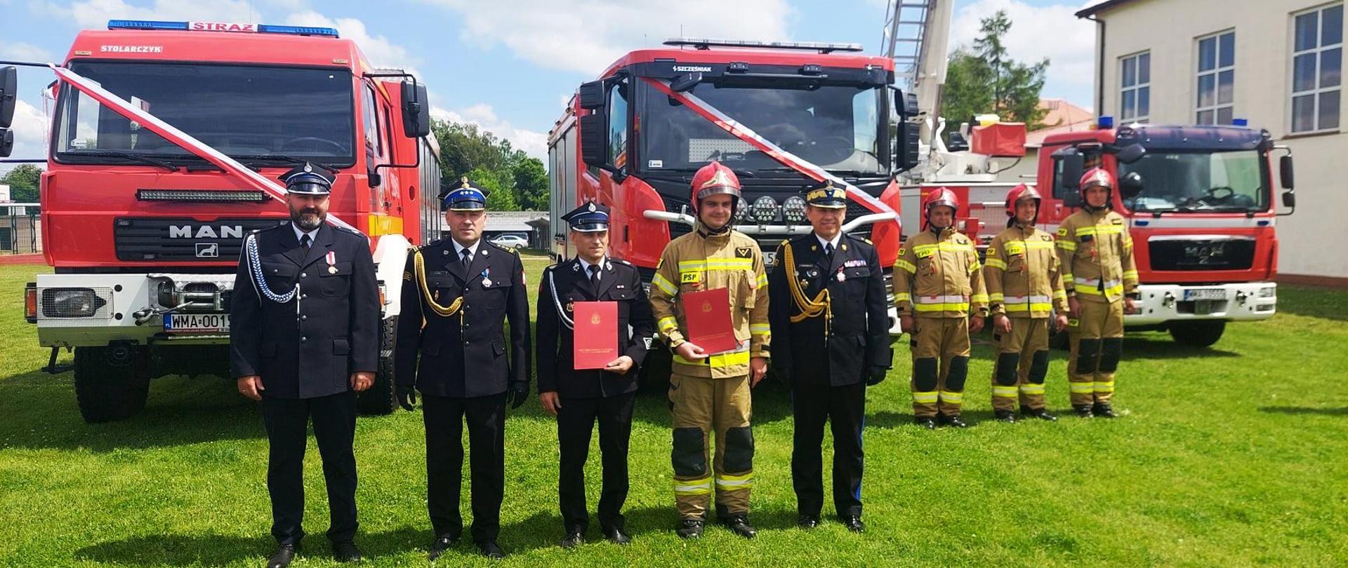 Podczas apelu wręczone zostały zasłużonym medale, odznaczenia, dyplom Komendanta Głównego PSP, nagrody finansowe Mazowieckiego Komendanta Wojewódzkiego PSP