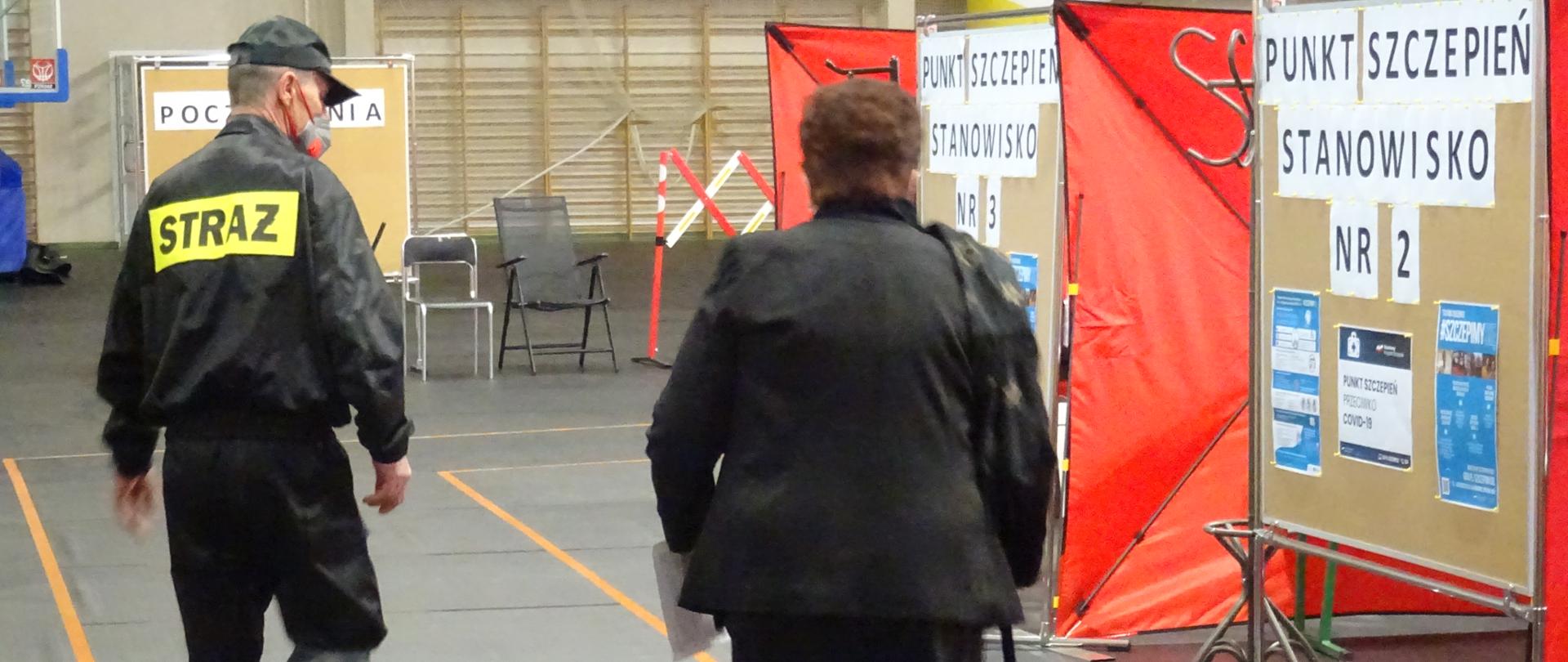 Strażacy wspierają punkt szczepień na Hali Widowiskowo-Sportowej w Międzychodzie