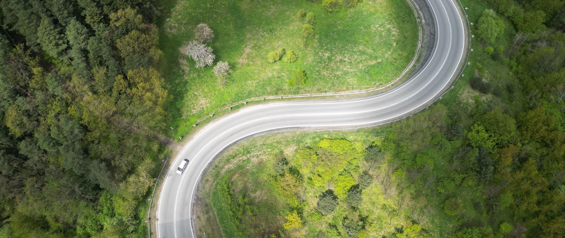DK28 Limanowa Chełmiec, zakręty na drodze, zdjęcie lotnicze, wokół las