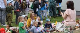 Na zdjęciu dzieci oraz służby mundurowe podczas pikniku