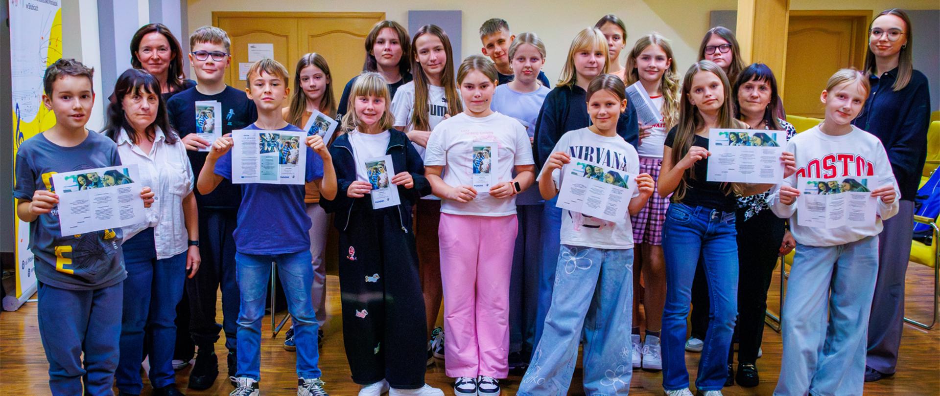 Na zdjęciu grupa kilkunastu uczniów i nauczycieli.