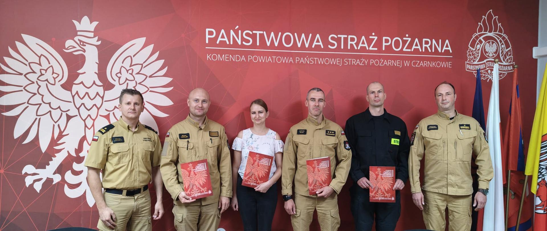 Komendant powiatowy wraz z zastępcą oraz wyróżnionymi funkcjonariuszami oraz pracownikami cywilnymi .